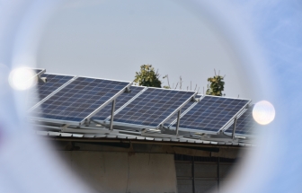 如何使用微逆變器、功率優(yōu)化器提高光伏系統(tǒng)發(fā)電效率？